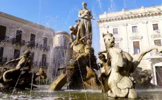 Fregi caduti dalla Fontana di Diana a Siracusa: recuperati e messi in sicurezza