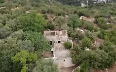 La morte di John, segni di corda sul collo: era membro della &ldquo;comunit&agrave; del bosco&rdquo;