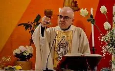 Addio a padre Carlo D'Antoni, il prete dell'accoglienza