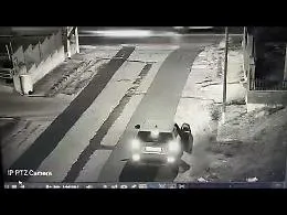 Il sacco nero, la sosta e la fuga: cos&igrave; le telecamere hanno incastrato chi abbandona i rifiuti 