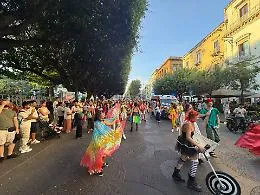 Catania, al via Ursino Buskers: dopo il caso Lunaspina, l'arte di strada rivendica la piazza. Il video della parata
