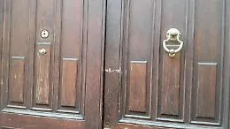 Razzia di maniglie e pomelli dai palazzi d'epoca di via Etnea: i residenti sperano in azione delle videocamere