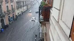 Maltempo a Catania e via Etnea diventa un fiume in piena: pozzetti e caditoie ostruiti dalla cenere vulcanica