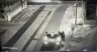 Il sacco nero, la sosta e la fuga: cos&igrave; le telecamere hanno incastrato chi abbandona i rifiuti 