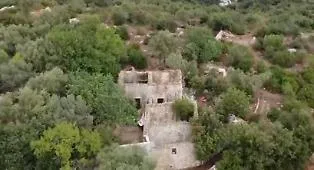 La morte di John, segni di corda sul collo: era membro della &ldquo;comunit&agrave; del bosco&rdquo;