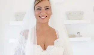 Le nozze da sogno a Sorrento di Ida di Filippo: chi ha realizzato il suo abito da principessa