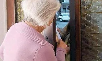 Incidente mortale usato per ingannare un'anziana sola