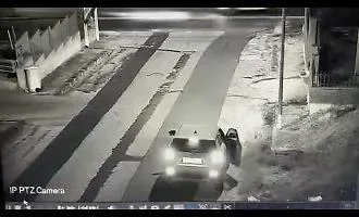 Il sacco nero, la sosta e la fuga: cos&igrave; le telecamere hanno incastrato chi abbandona i rifiuti 