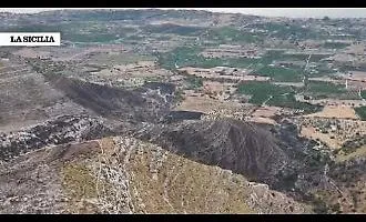 La collina di Avola il giorno dopo il devastante incendio. Le immagini dal drone 