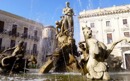 Fregi caduti dalla Fontana di Diana a Siracusa: recuperati e messi in sicurezza