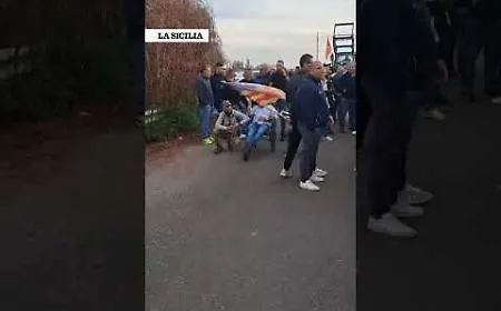 Gasolio troppo caro, gli agricoltori bloccano il polo industriale di Siracusa