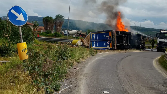 Rotatoria della Ss 194 tra Francofonte e Buccheri, camion in fiamme: la sicurezza non pu&ograve; pi&ugrave; aspettare