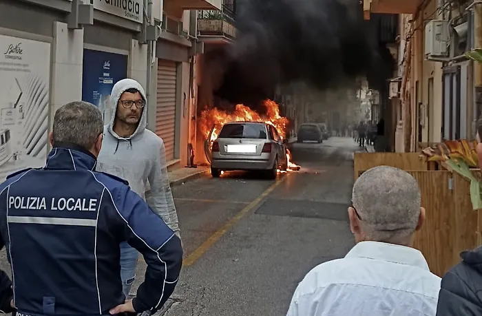 Santa Croce, auto in fiamme nel cuore della citt&agrave;