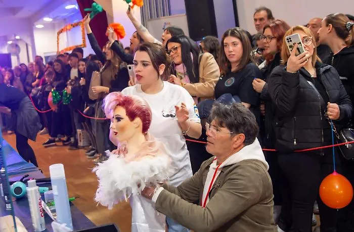 Dal salone alla riscoperta di s&eacute; grazie alle "mani di forbici": tagli, empatia e l'arte del cambiamento