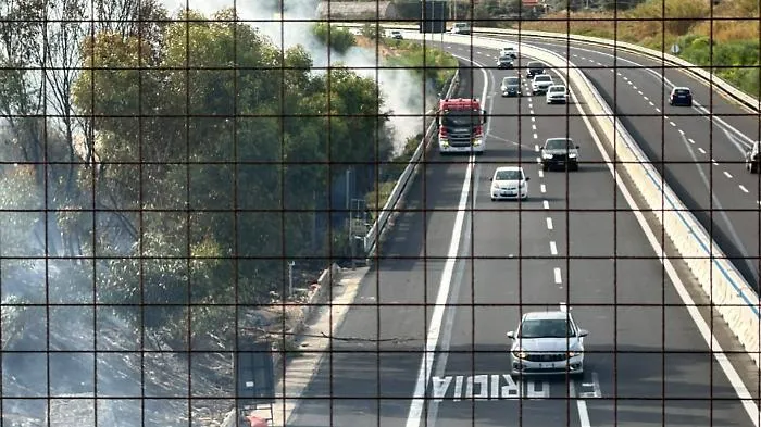 Siracusa sotto assedio dal fuoco: due vasti roghi in Tremmilia e Carancino nel primo pomeriggio minacciano l'autostrada