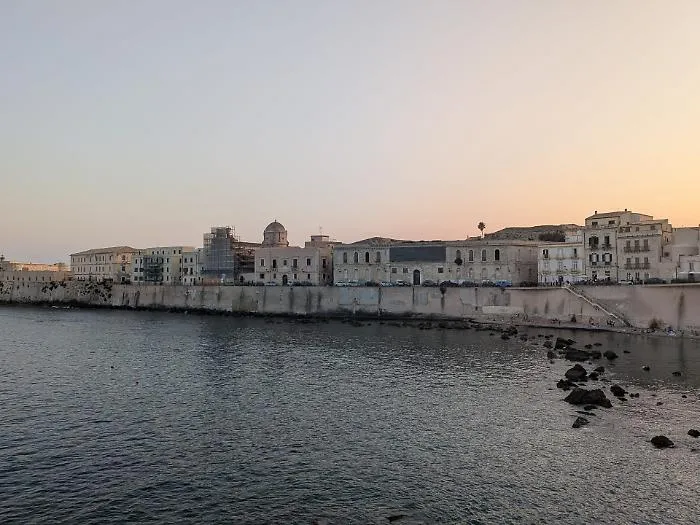 Ortigia paga il prezzo del boom: hotel e b&b pi&ugrave; che alloggi. Le associazioni: &laquo;Perdiamo il valore sociale del quartiere&raquo;