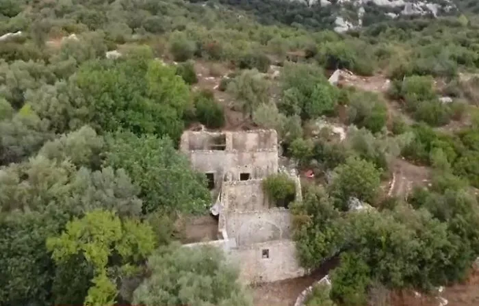 La morte di John, segni di corda sul collo: era membro della &ldquo;comunit&agrave; del bosco&rdquo;
