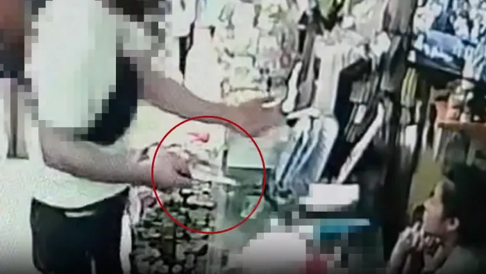 Rapin&ograve; un negozio di casalinghi minacciando la titolare col coltello: tradito da un tatuaggio, finisce ai domiciliari