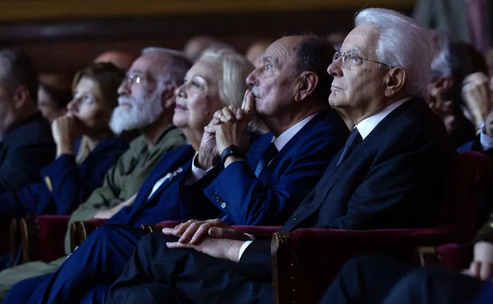 Problemi tecnici durante la proiezione, termina in anticipo la prima del film di Biagio Conte a Palermo con Mattarella