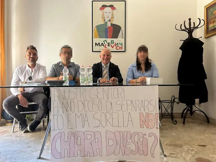 "Separata" dalla sorellina: &laquo;I nostri genitori hanno deciso di dividersi non noi&raquo;. Il padre pronto ad andare in Procura 