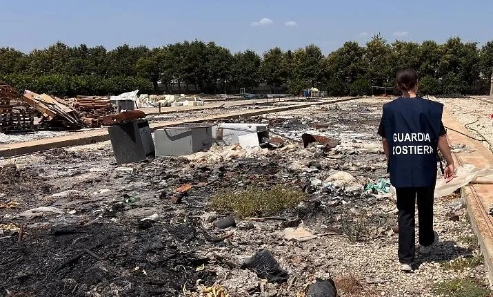 Discarica abusiva e rifiuti dati alle fiamme: sequestrata un&rsquo;area di 6.600 metri quadrati nel Siracusano